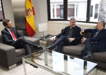 El presidente del Partido Popular, Pablo Casado, durante su reunión este lunes en la sede del partido con los secretarios generales de CC OO y UGT, Unai Sordo y Pepe Álvarez.