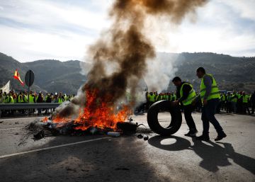 Olivareros de Granada y Jaén cortan la A-44, este jueves.