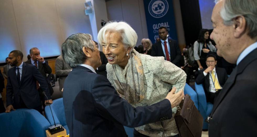 Christine Lagarde, presidenta del BCE saluda a Haruhiko Kuroda, gobernador del Banco de Japón.