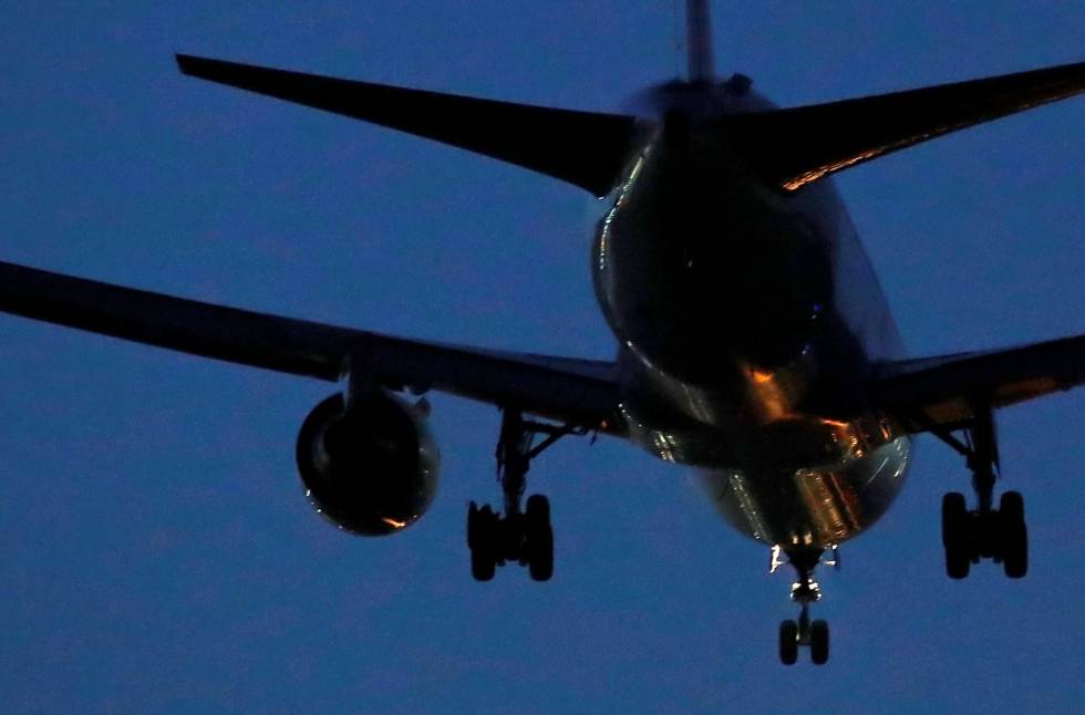 Un avión de Air Canada, con una de las ruedas dañada, momentos antes de realizar el aterrizaje de emergencia este lunes en Barajas.