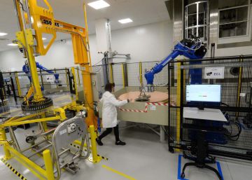 Una empleada de una fábrica robotizada en Saint-Benoit (Francia).