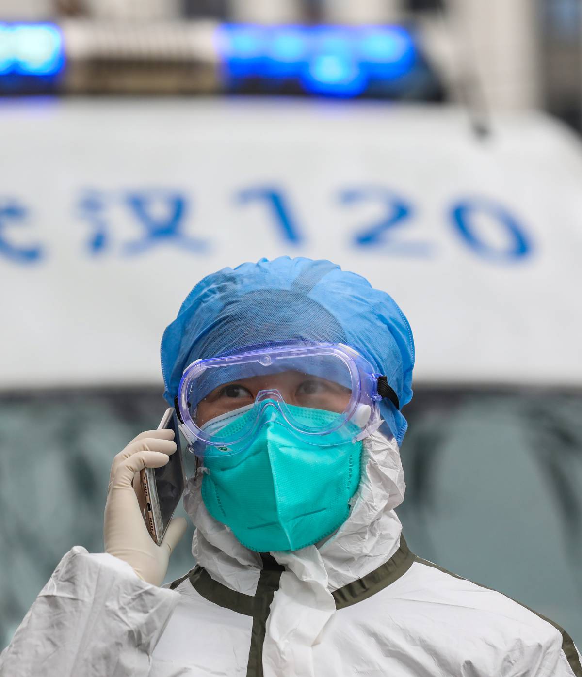 Una enfermera habla por teléfono en la provincia de Hubei, en el centro de China, a finales de enero