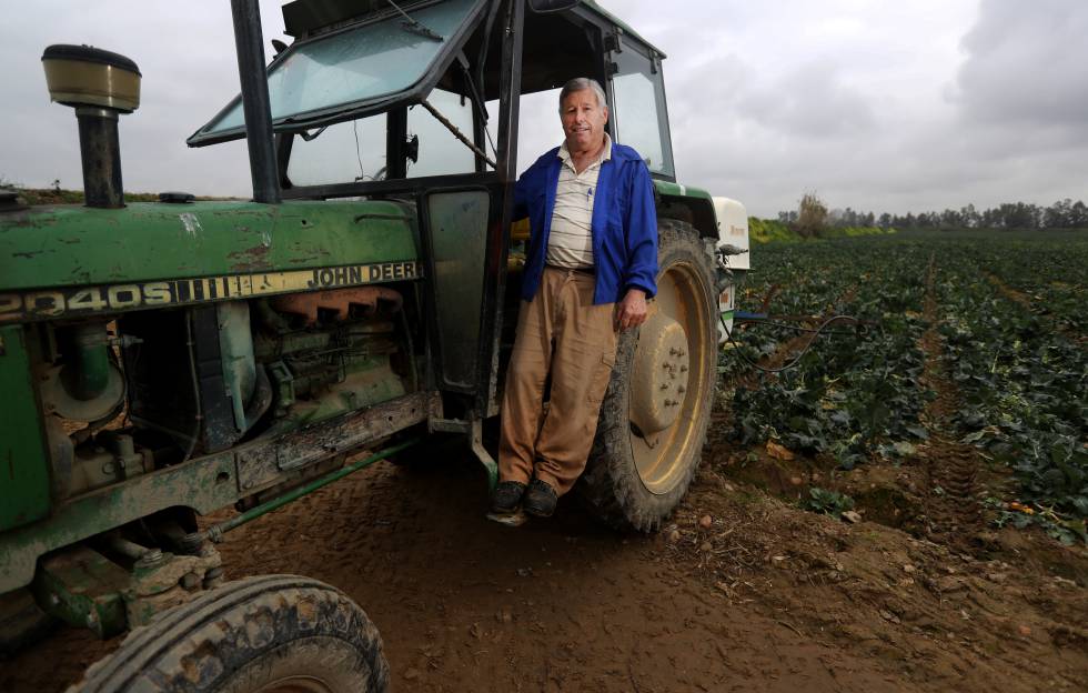 El agricultor Antonio Aguilera, en su tractor el pasado jueves en Ruecas (Badajoz). 