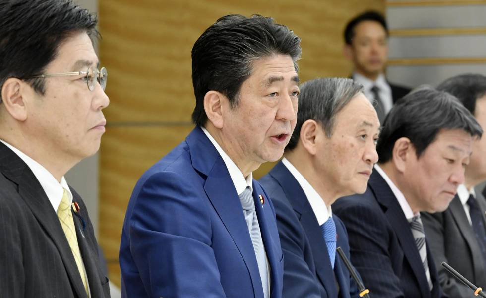 El primer ministro japonés, Shinzo Abe, el jueves con su Ejecutivo.