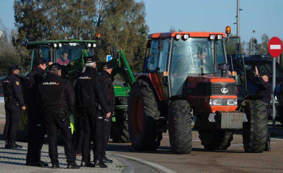 Los agricultores extremeños cortan 12 carreteras en la región para protestar por los bajos precios 1582014033_845999_1582016514_noticia_normal