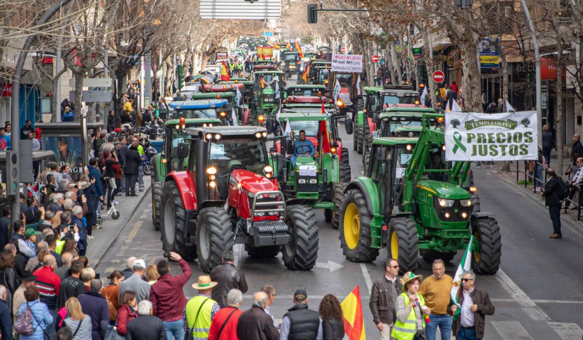 Tractores colapsan el miércoles el centro de Granada, en las inmediaciones de la plaza de toros.