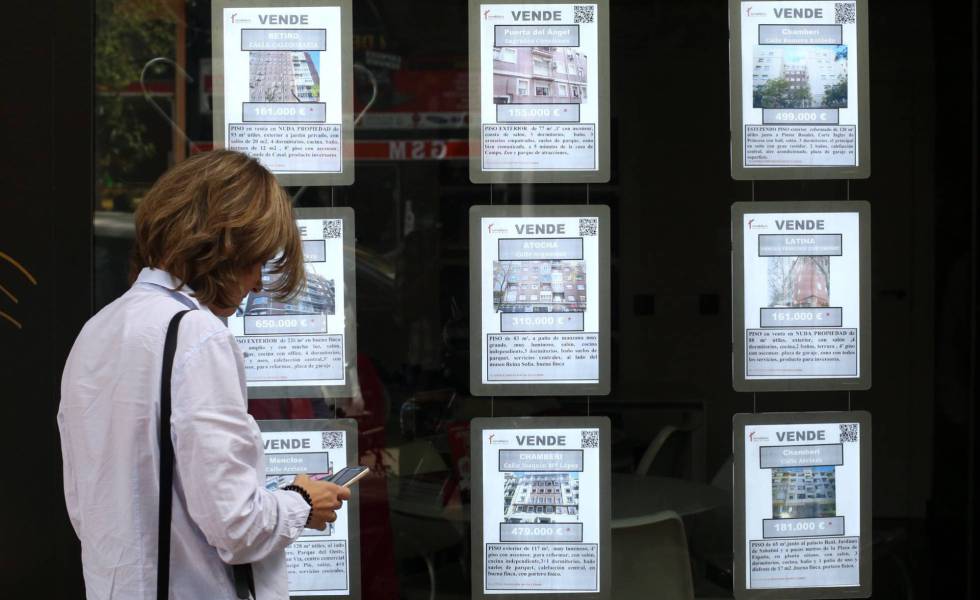  Anuncios de venta de pisos en una inmobiliaria en Madrid. 