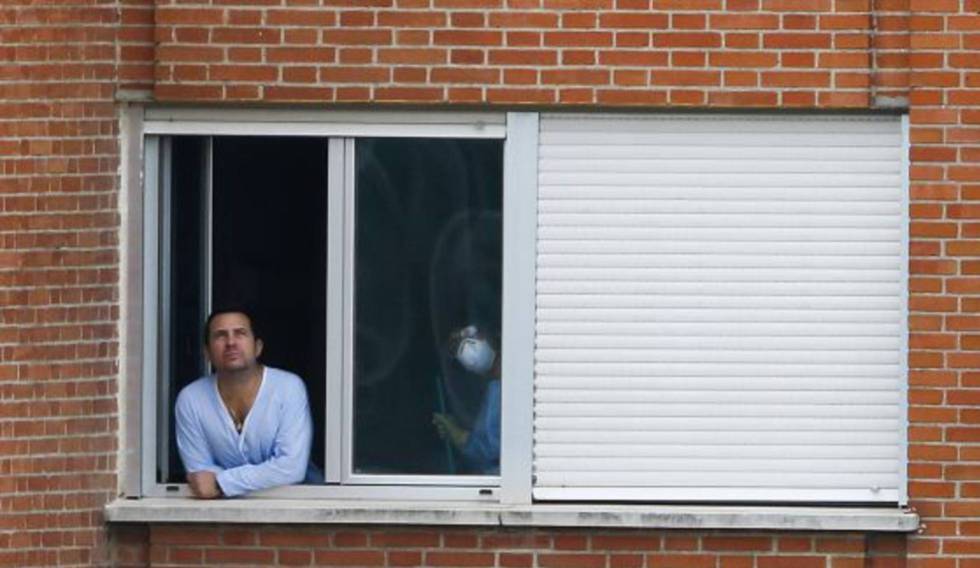 Dos personas guardan confinamiento por la crisis del coronavirus.