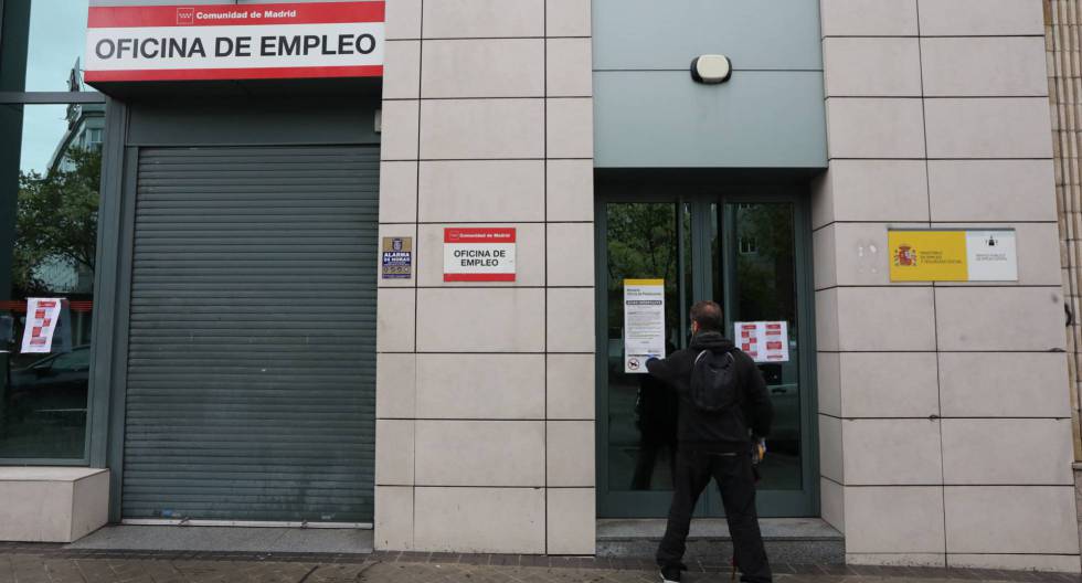 Un hombre entra en una Oficina de Empleo, en Madrid.