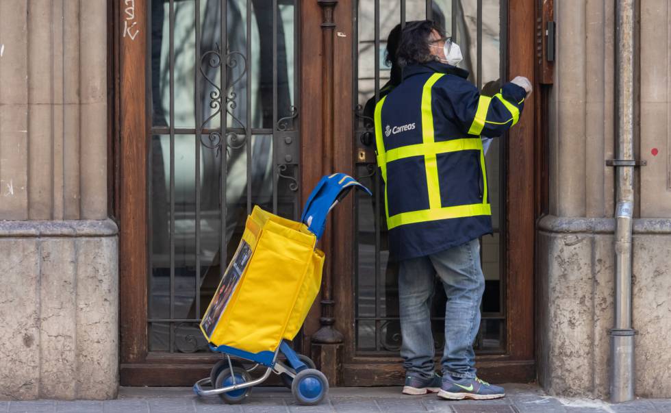 Un mensajero de Correos durante una jornada de trabajo con las nuevas medidas sanitarias.