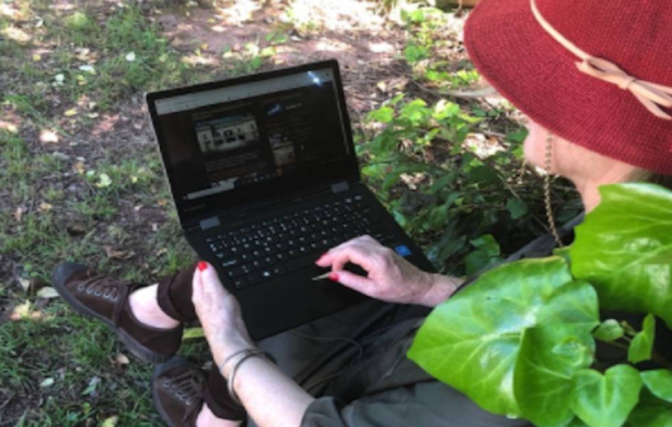 Elvira Fafian, gerente de la inmobiliaria Aldeas Abandonadas, teletrabaja desde un jardín en una zona rural de España.