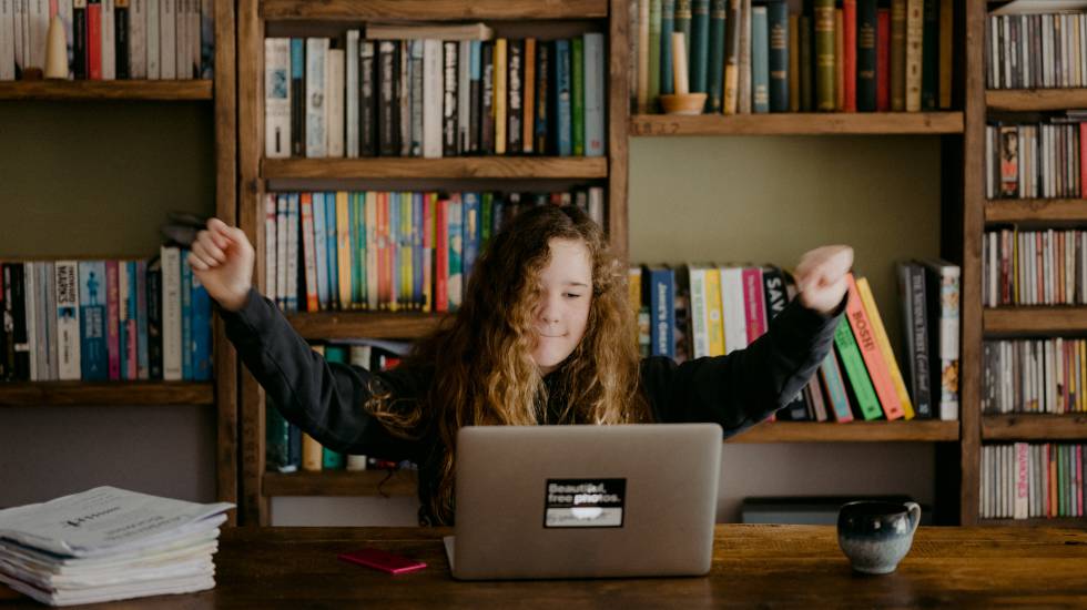 Una adolescente participa en actividades colaborativas por Internet.