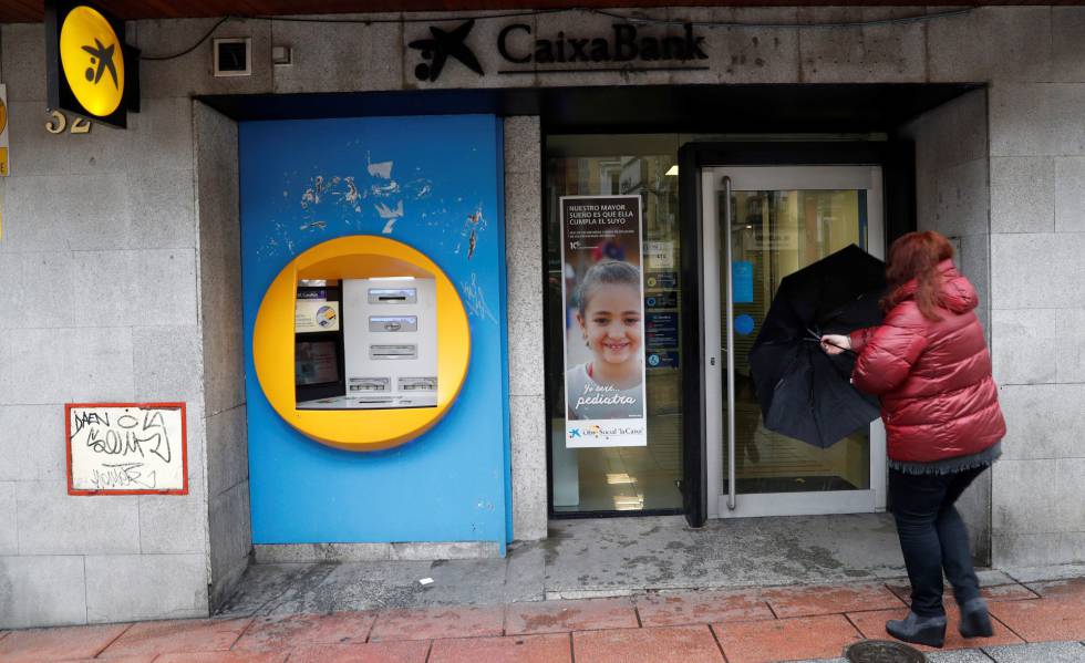 La entrada de una oficina bancaria, en una imagen de archivo.