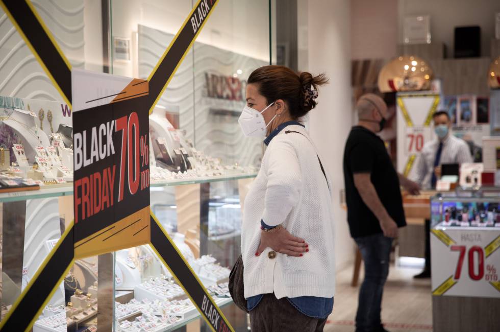Carteles anunciando el Black Friday, en Sevilla.