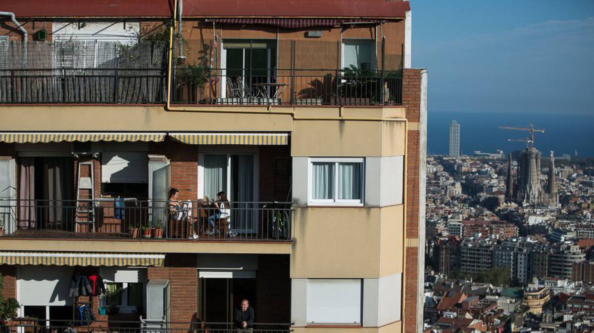Vida en los balcones de un edificio de Barcelona, el pasado abril.