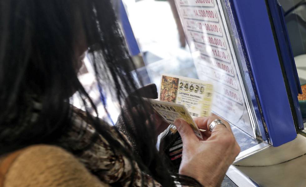 Una mujer compra varios décimos, en una imagen de archivo.