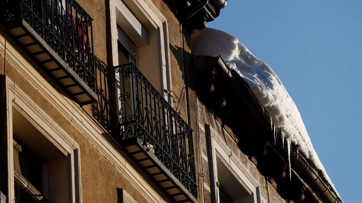 La nieve acumulada en un edificio del centro de Madrid, este martes.