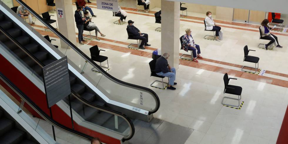 Varias personas esperan su turno para ser atendidos en la delegación de Hacienda de Guzmán el Bueno en Madrid, en la campaña de la renta del año pasado.