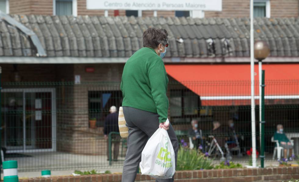Una mujer mayor camina en Lugo.
