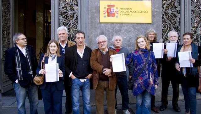 Escritores, cantantes y artistas protestan ante el Ministerio de Cultura (archivo).  SGAE
