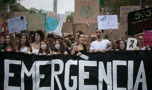 jóvenes se manifiestan contra el cambio climático en Barcelona.  ALBERT GARCÍA