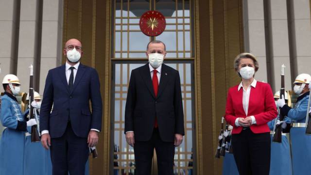 El presidente del Consejo Europeo, Charles Michel; el presidente turco, Recep Tayyip Erdogan; y la presidenta de la Comisión Europea, Ursula von der Leyen, posan a las puertas del palacio presidencial en Ankara.  EFE 