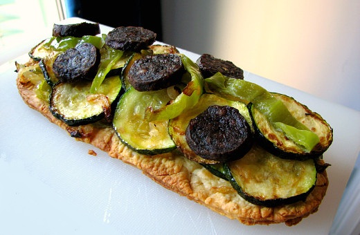 Pizza blanca de calabacín y morcilla