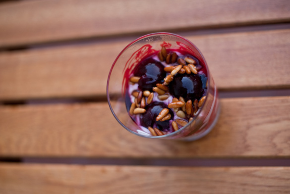 Postre de cerezas, yogur y piñones