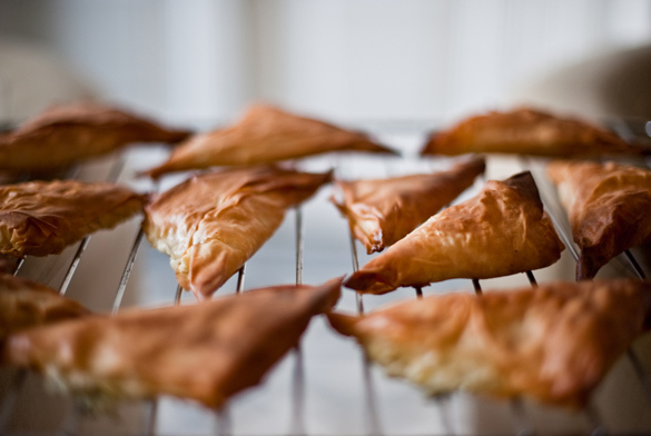 Triángulos de pasta filo rellenos de queso picante