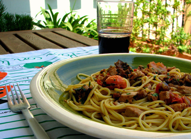 Espaguetis con pez espada, berenjena y tomatitos