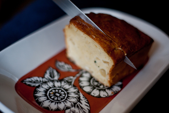 Bizcocho salado de nueces, pera y queso azul