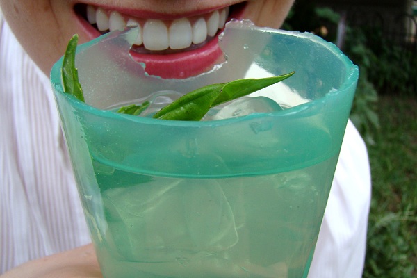 Bebe. Y luego, cómete el vaso