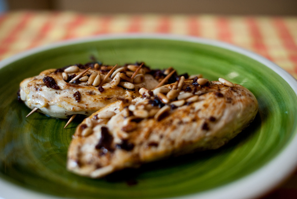 Pechugas rellenas de queso, olivada y piñones
