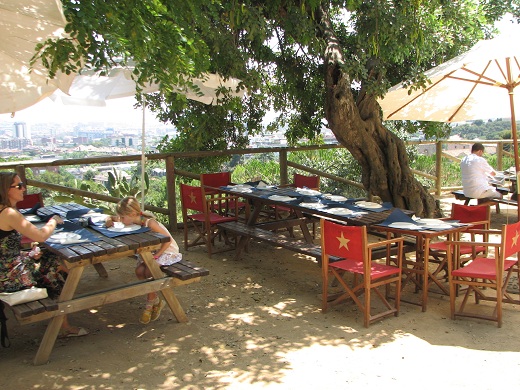Pollo y ensalada al aire libre en el Bellavista