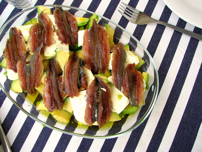 Ensalada de aguacate y sardinas caseras en aceite