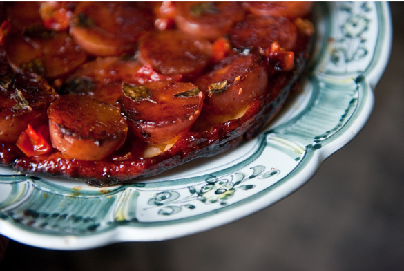 Tarta tatin de patatas, jamón y tomate al horno