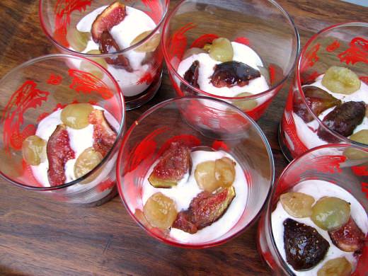 Higos al horno con uvas y crema fresca