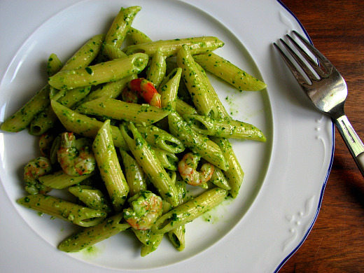 Pasta con gambas y pesto de rúcula