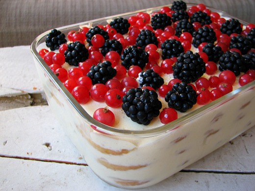 Falso tiramisú de mandarina, moras y grosellas