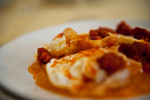 Huevos con sobrasada y puré de boniato