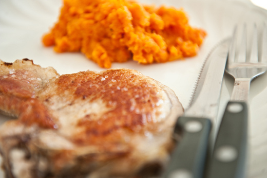 Chuletas de cerdo con zanahorias picantes