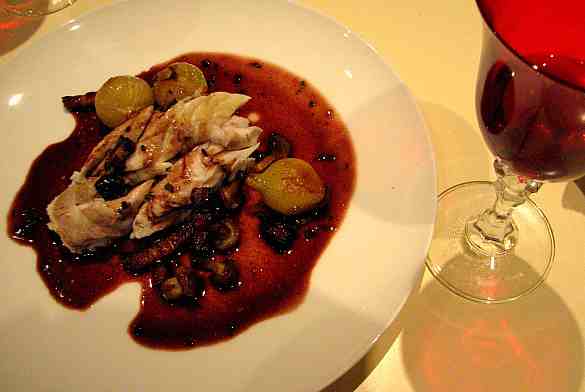 Lubina con salsa de vino tinto, setas y cebollitas