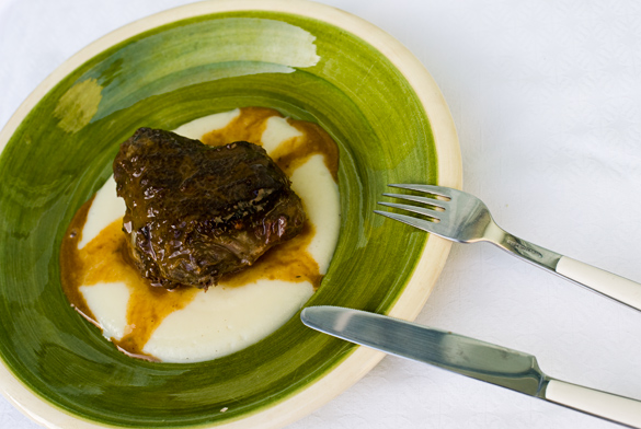 Carrilleras con puré de patata y manzana