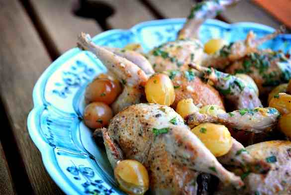 Codornices con uvas y jengibre