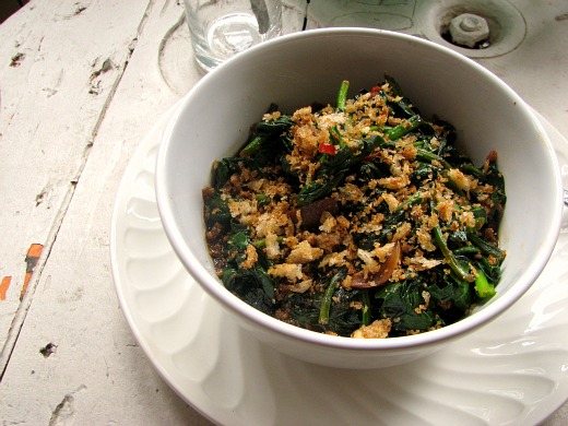 Espinacas salteadas con migas de mostaza
