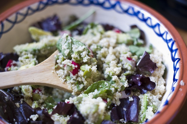 Ensalada de aguacate, quinua y habas