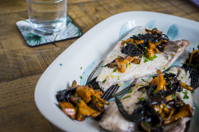 Dorada con setas y piñones