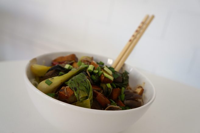 Fideos de arroz con verduras y tofu
