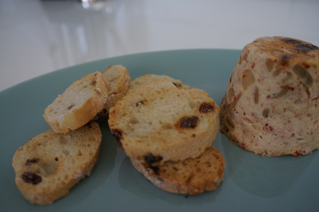 Flan de bacalao, pasas y piñones