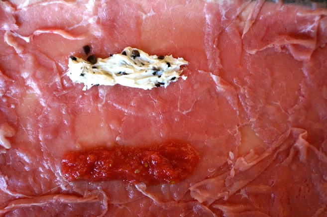 Carpaccio de ternera con mantequilla de trufa y tomate